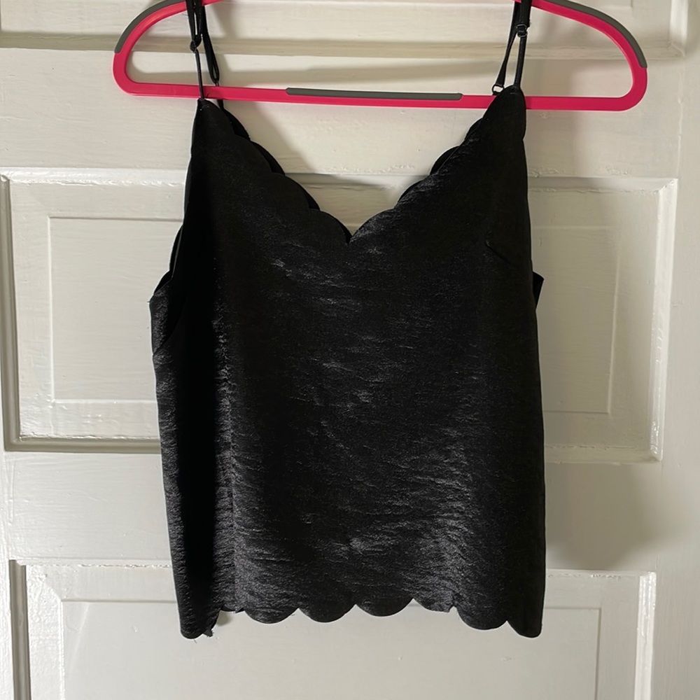 Black shiny scallop-edge tank